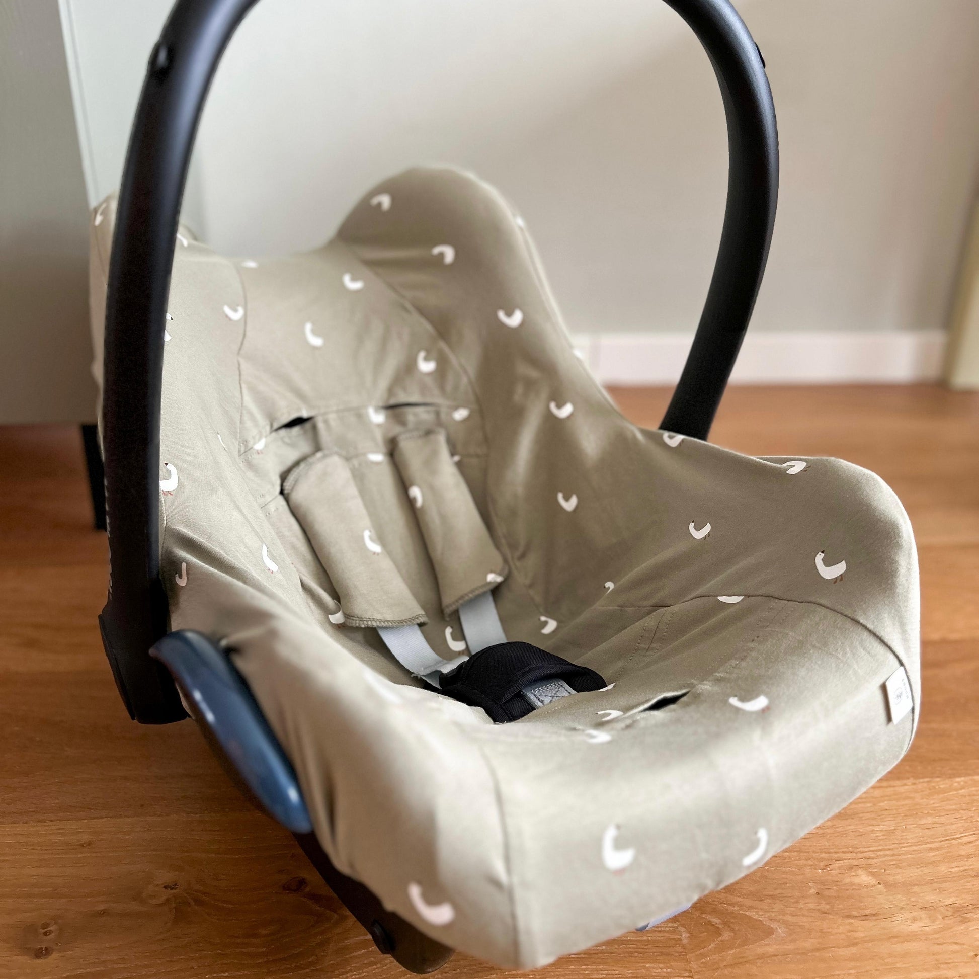 Maxi Cosi met hoes in olijfgroen ganzen