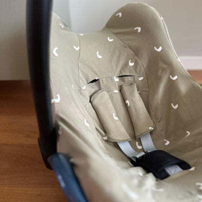 Close up Maxi Cosi met hoes olijfgroen ganzen